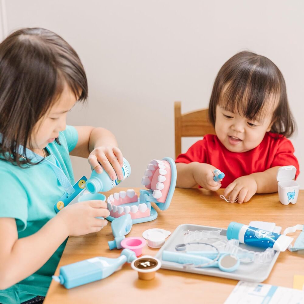 Melissa & Doug Super Smile Dentist Play Set, 25-Piece Dentist Kit- Girls & Boys